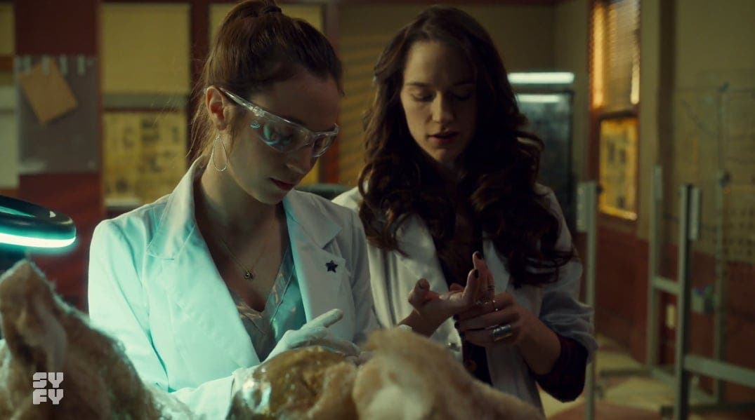 Waverly y Wynonna Earp hablando de Nicole