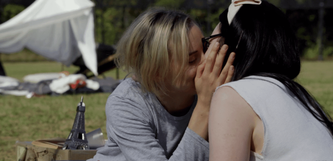 Alex y Piper bes&aacute;ndose