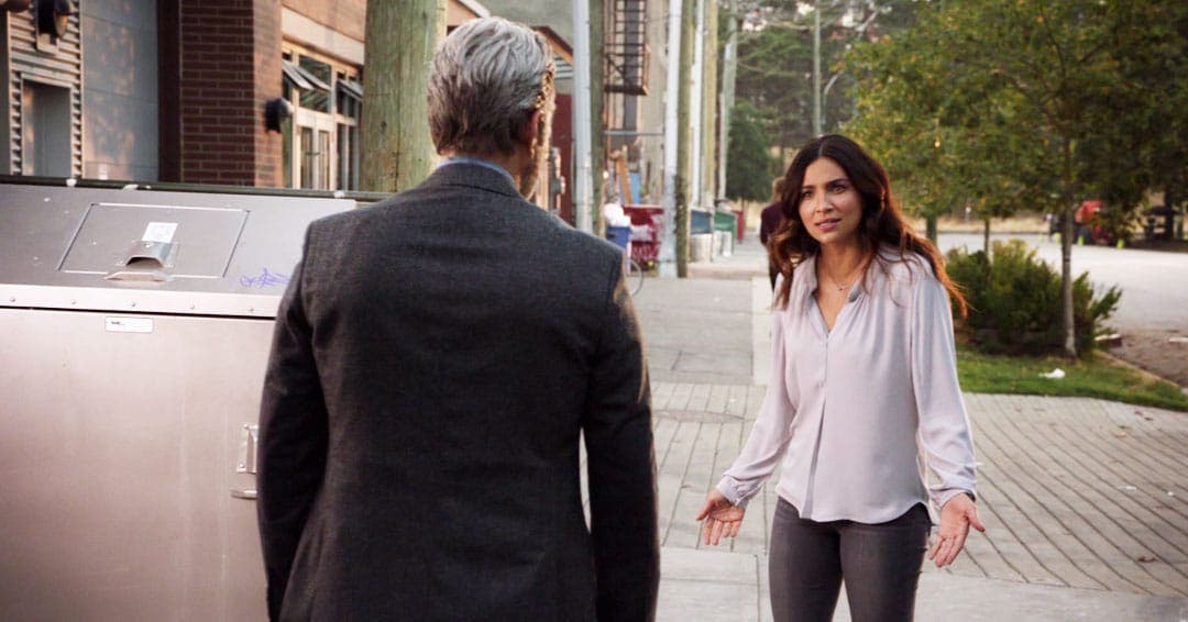 Maggie Sawyer discutiendo con su padre