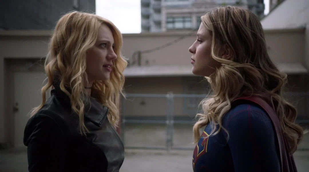 Psi luchando contra Supergirl