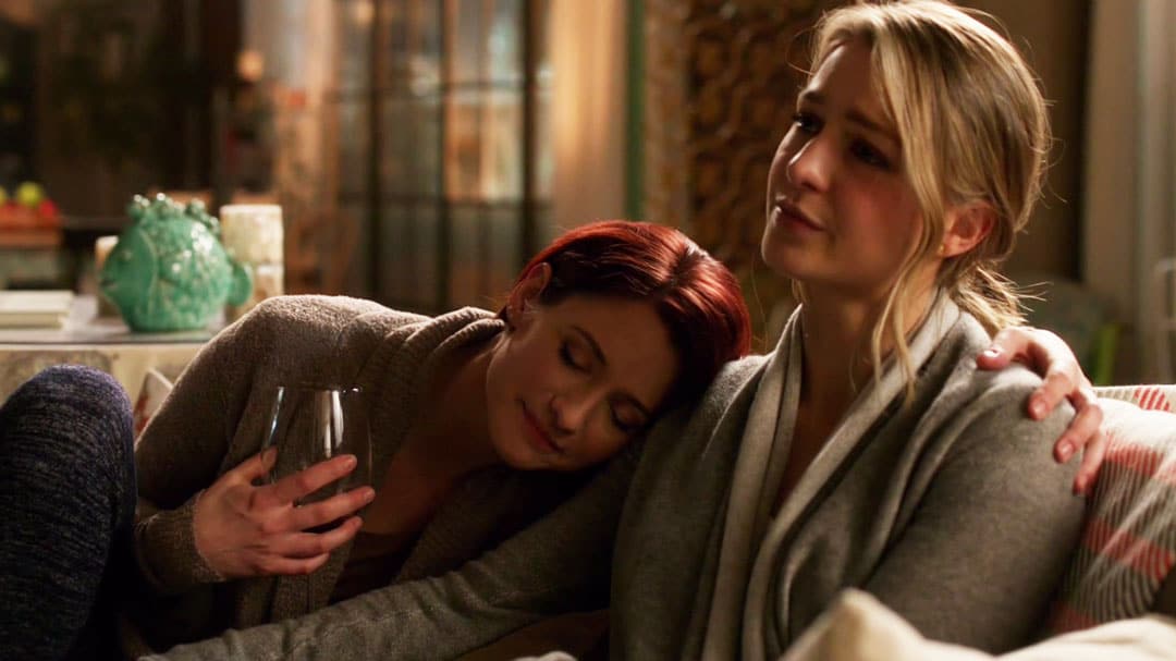 Alex y Kara platicando en el sillón deprimidas