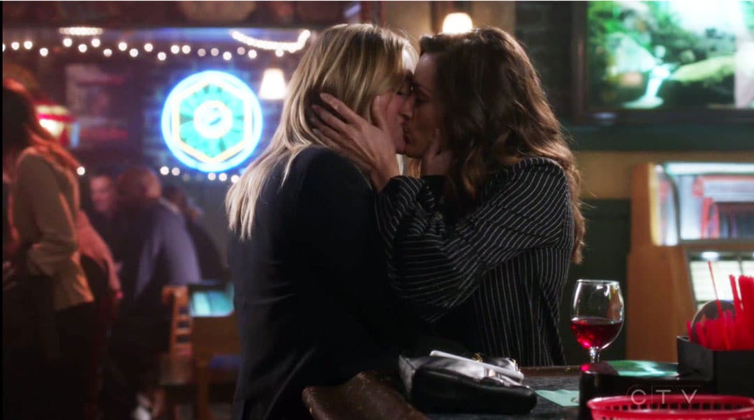 Arizona y Carina bes&aacute;ndose