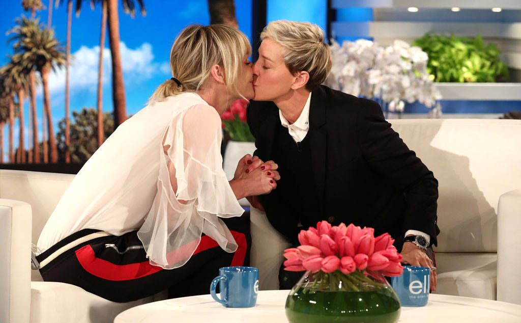 Ellen y Portia bes&aacute;ndose