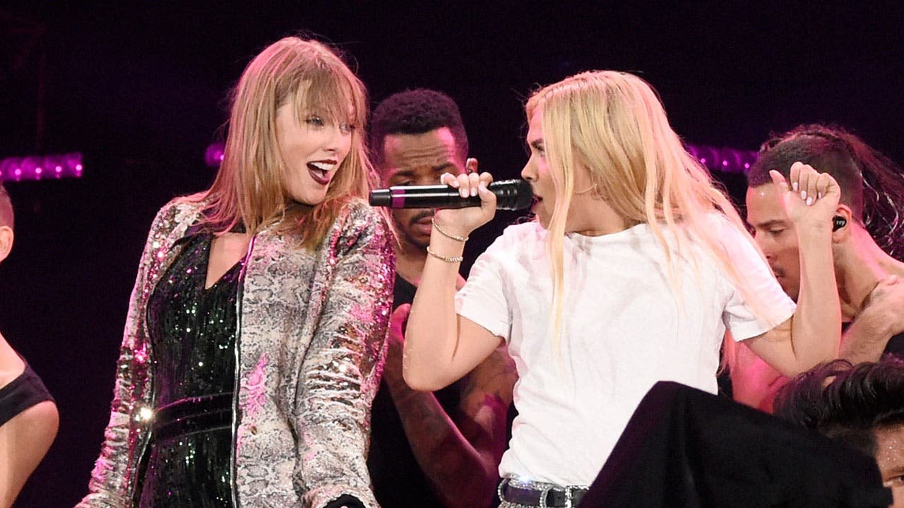 Taylor Swift y Hayley Kiyoko cantaron Curious y todo es arcoíris