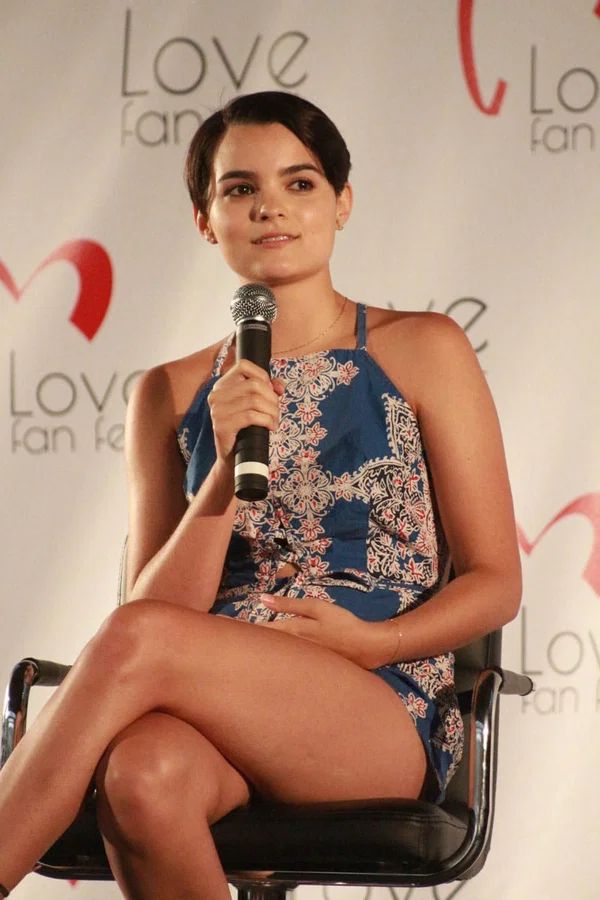 Brianna Hildebrand respondiendo preguntas