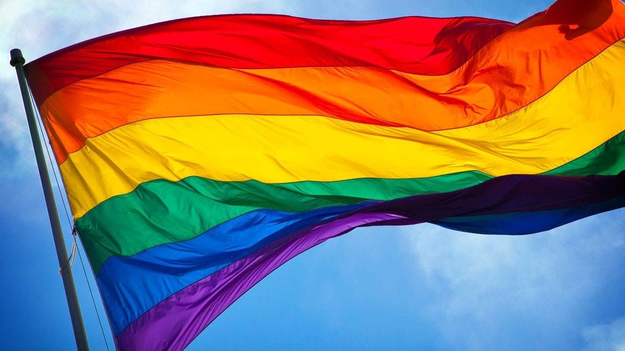 ¿A quién pertenece la bandera gay?