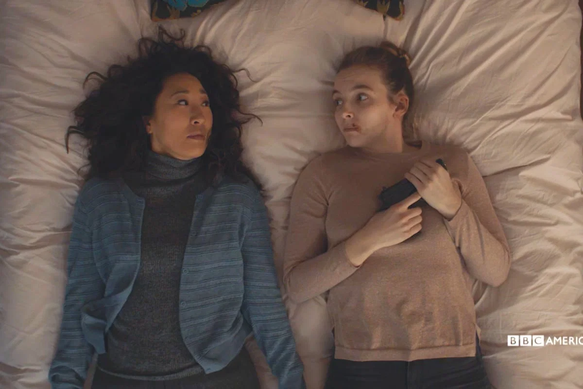 Eve y Villanelle acostadas
