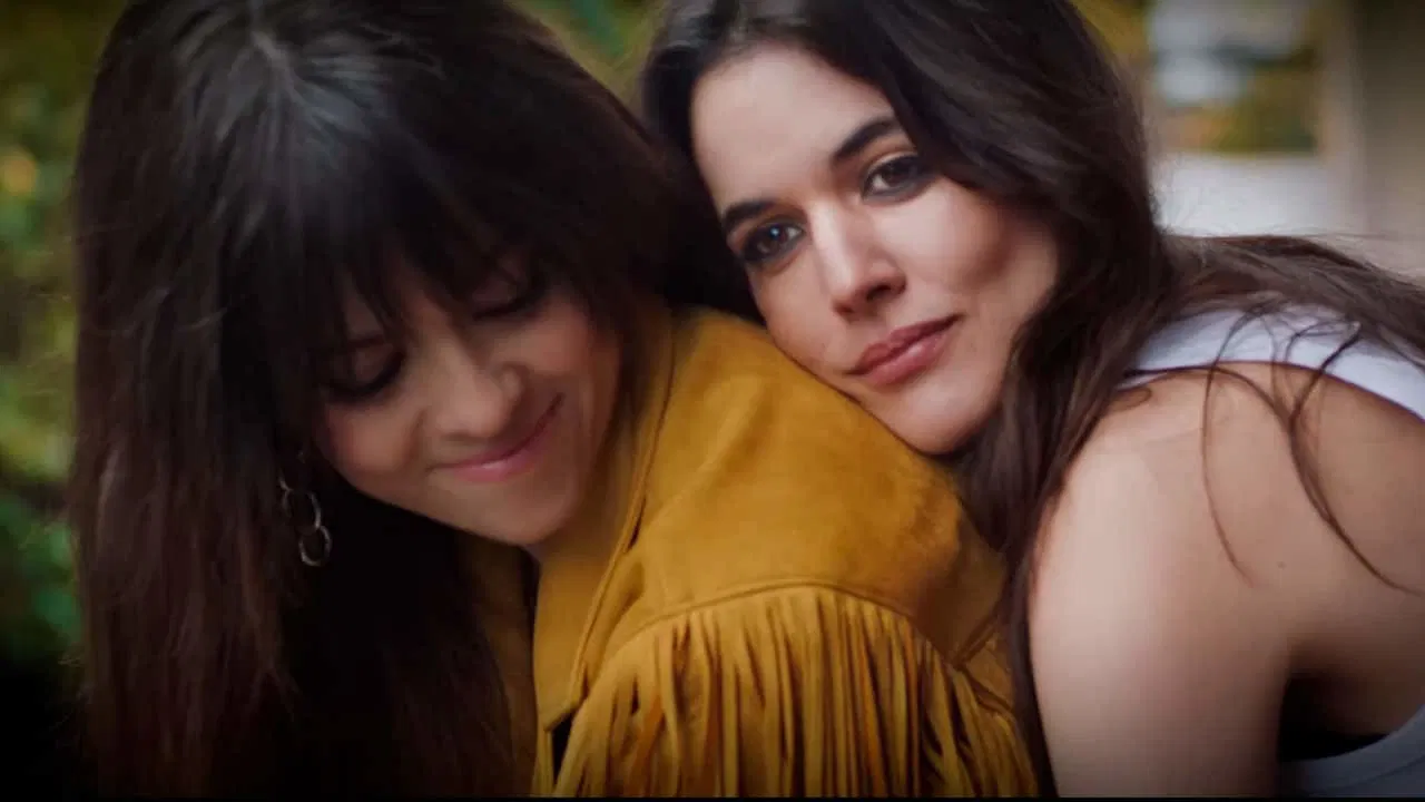 Vanesa Martín y Adriana Ugarte haciendo de pareja lésbica