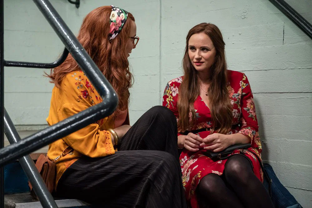 Villanelle hablando con Gemma