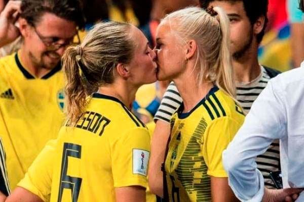 Pernille Harder y Magdalena Eriksson besandose