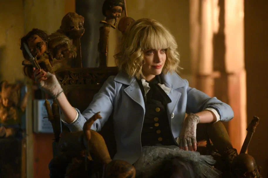 Rachel Skarsten como Alice