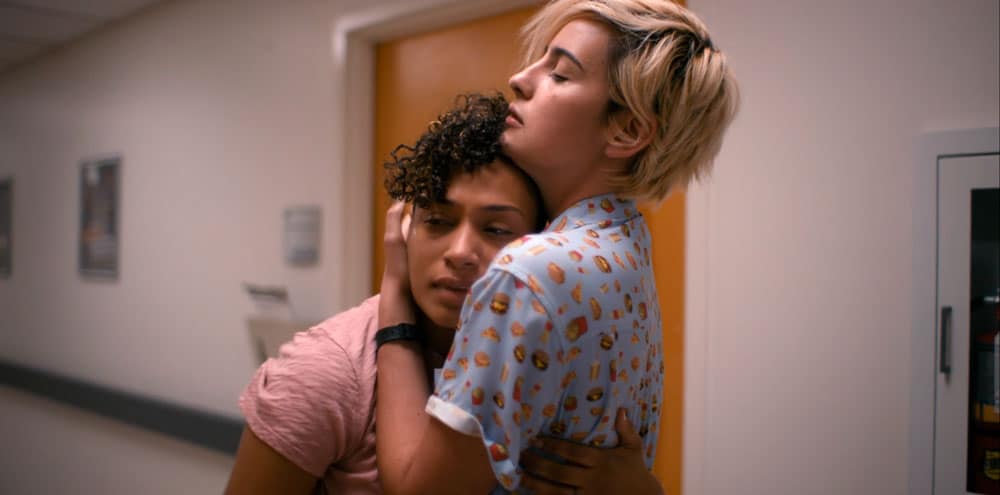 Finley consolando y abrazando a Sophie