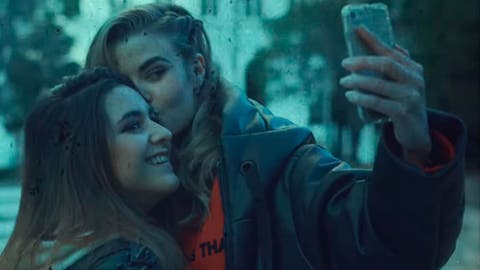 Chicas tom&aacute;ndose un selfie