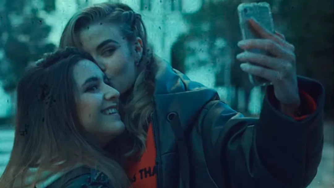 Chicas tomándose un selfie