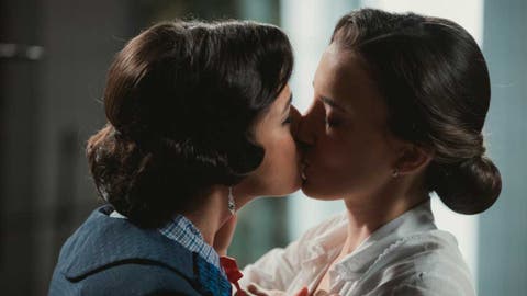 Maite y Camino bes&aacute;ndose