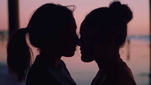 pareja l&eacute;sbica a punto de besarse