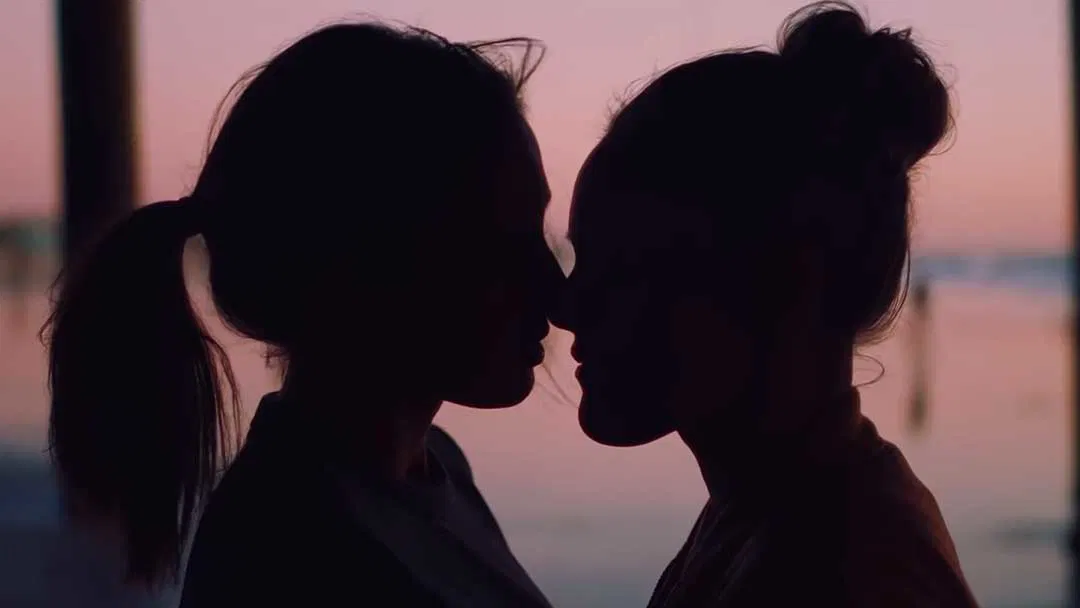 pareja lésbica a punto de besarse