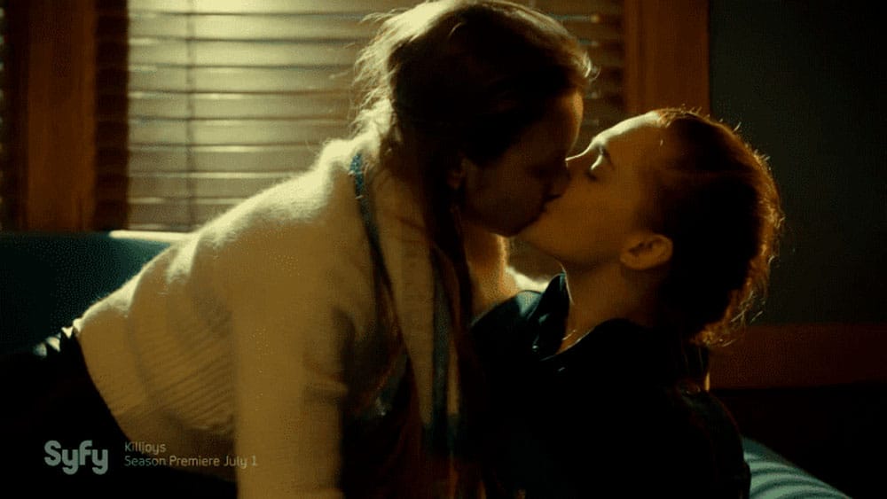 Wayhaught besándose por primera vez