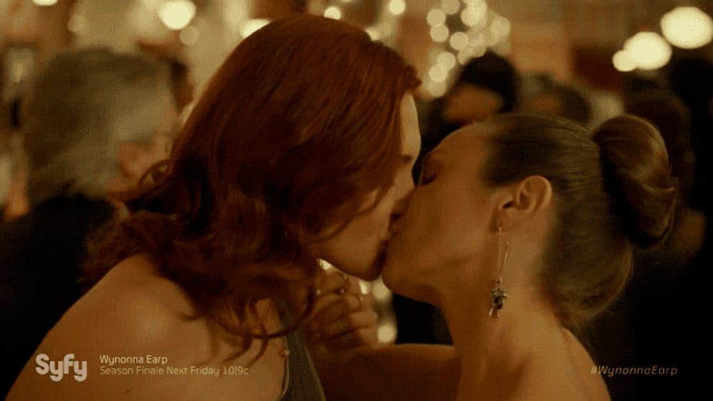 Wayhaught besándose en la fiesta