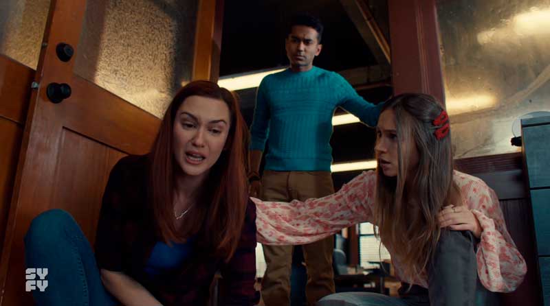 Waverly consolando a Nicole enferma