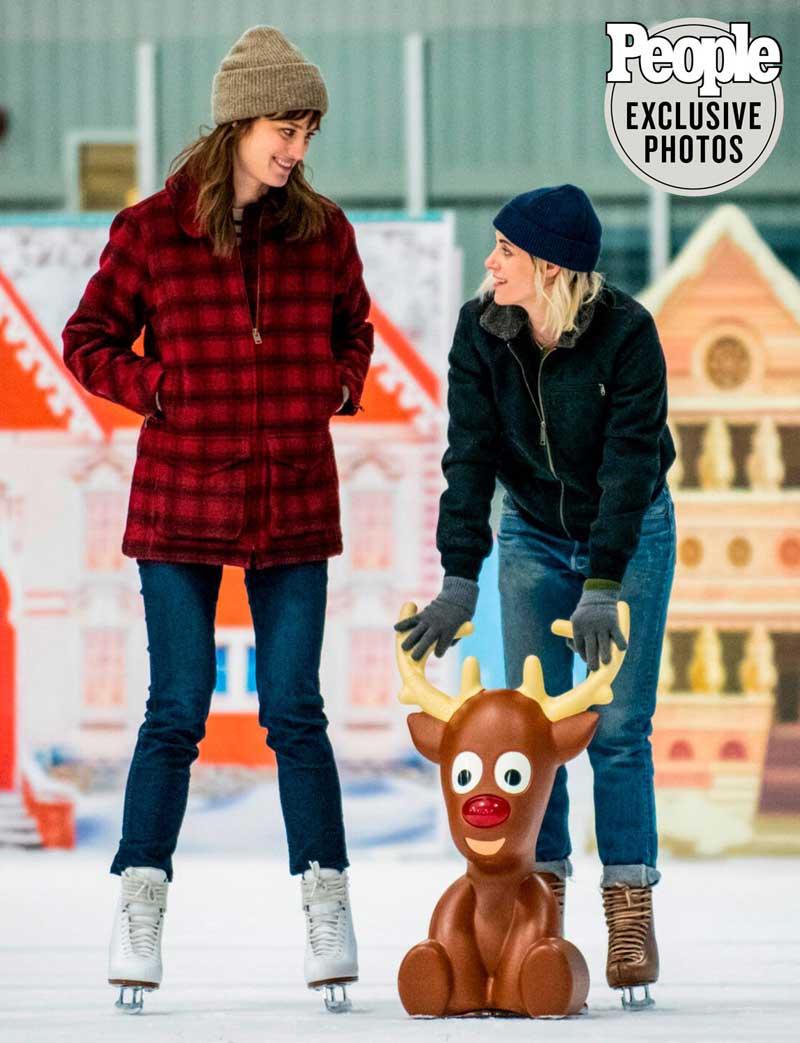 Kirsten Stewart y Mackenzie Davis patinando en Happiest Season