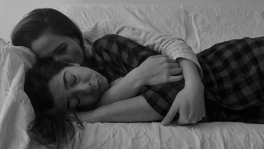 Nuria y Marta abrazadas en el sillón