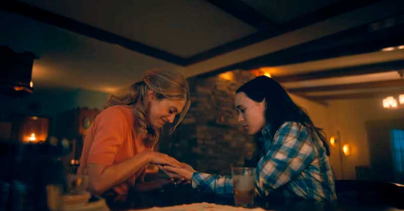 Vanya y Sissy tomadas de la mano