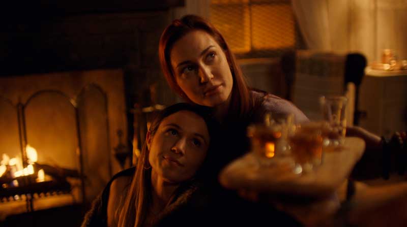 Waverly y Nicole abrazadas