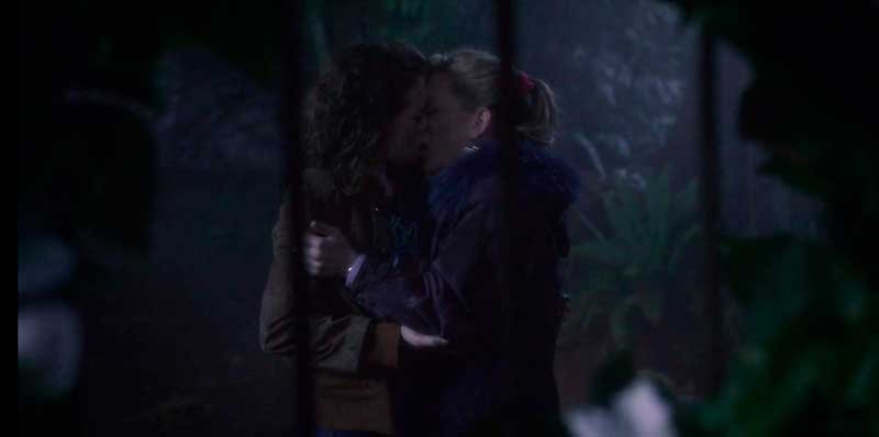 Dani y Jamie besándose en el jardín