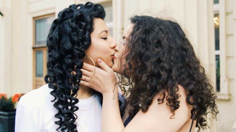 Mujeres bes&aacute;ndose