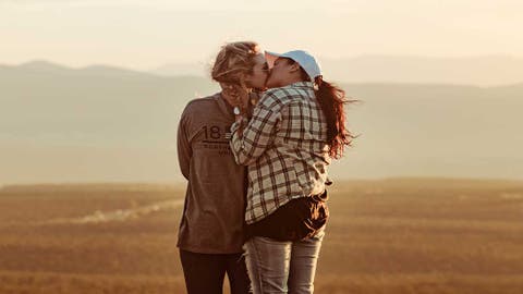 pareja lésbica besándose