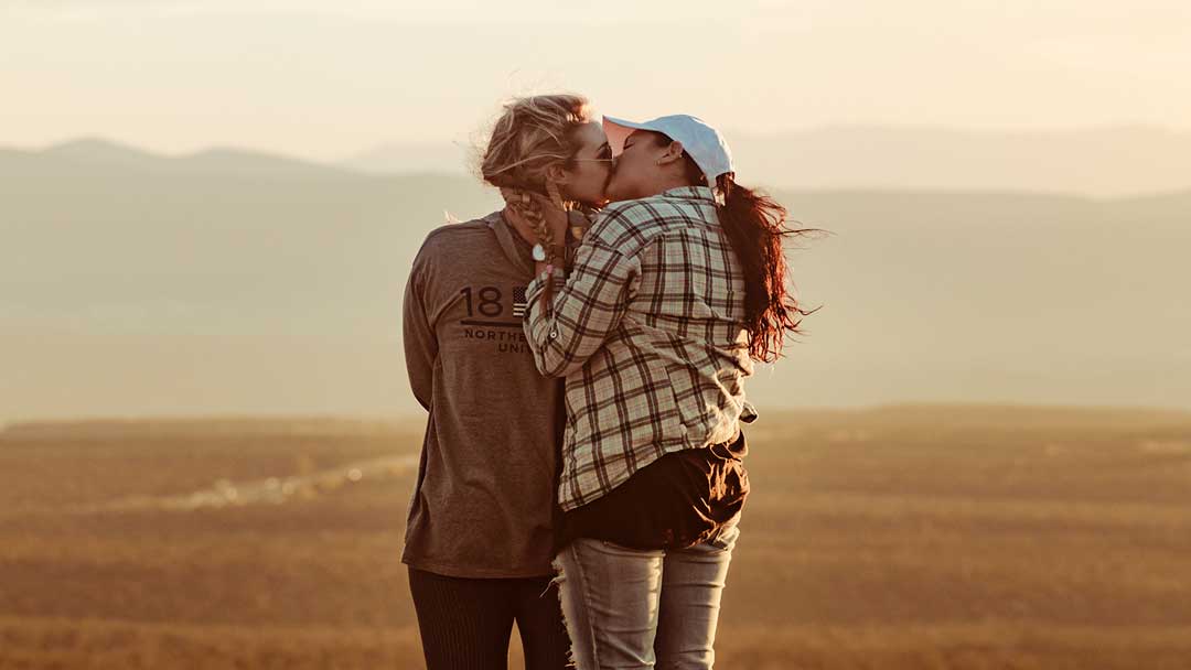 pareja lésbica besándose