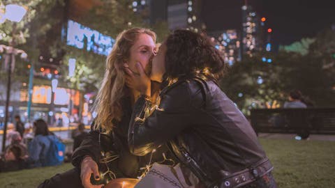 Pareja l&eacute;sbica bes&aacute;ndose