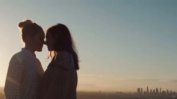 pareja lésbica al atardecer