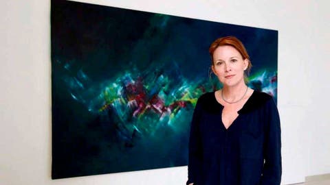 Laurel Holloman frente a una pintura