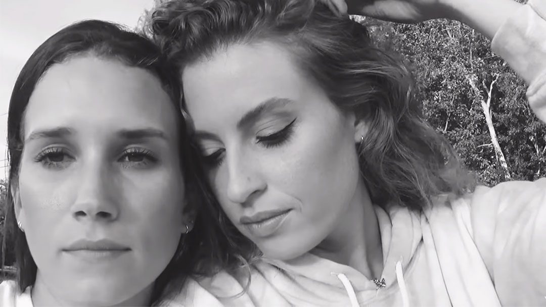 Pareja l&eacute;sbica triste