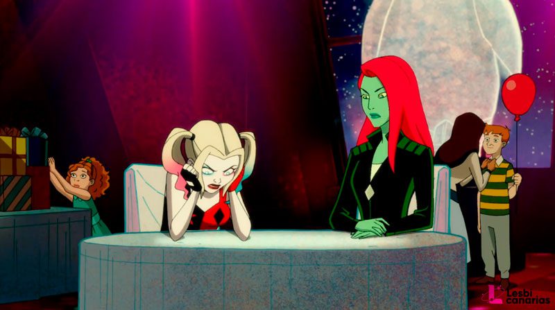 Poison Ivy y Harley Quinn sentadas en la mesa