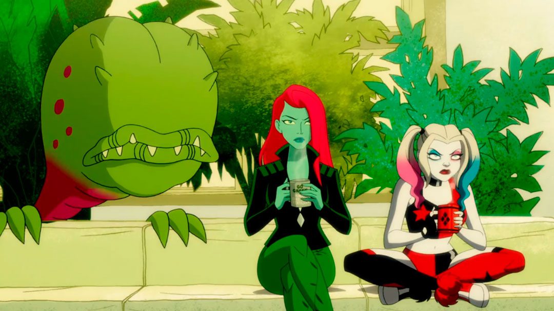 Poison Ivy y Harley Quinn viendo televisi&oacute;n