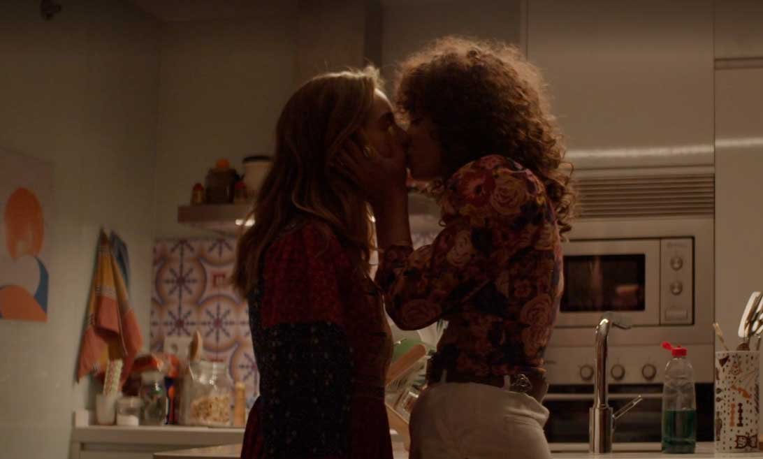 Luisita y Amelia besándose