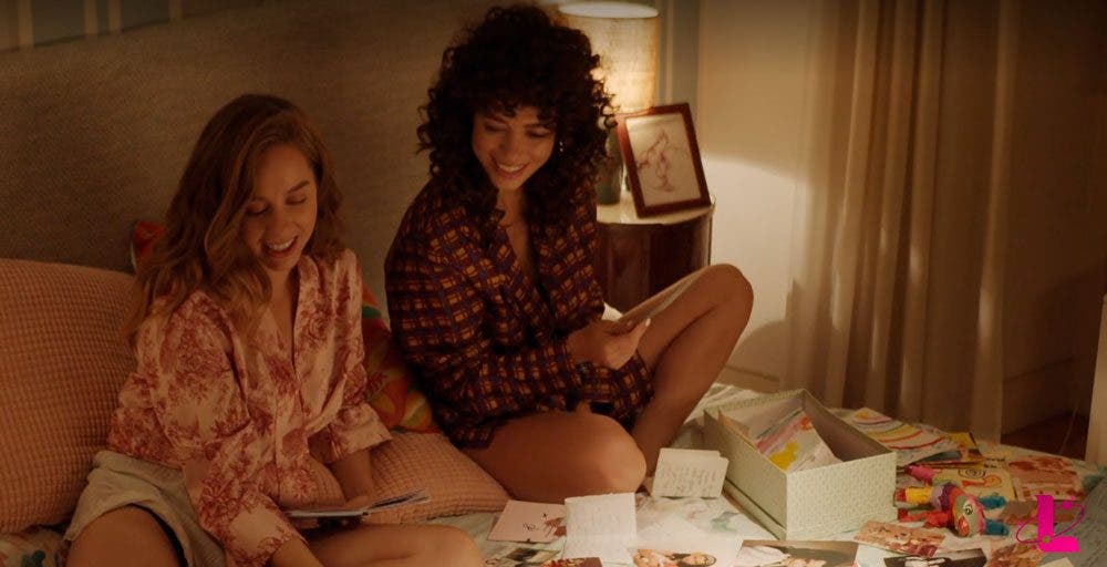 Luisita y Amelia mirando recuerdos