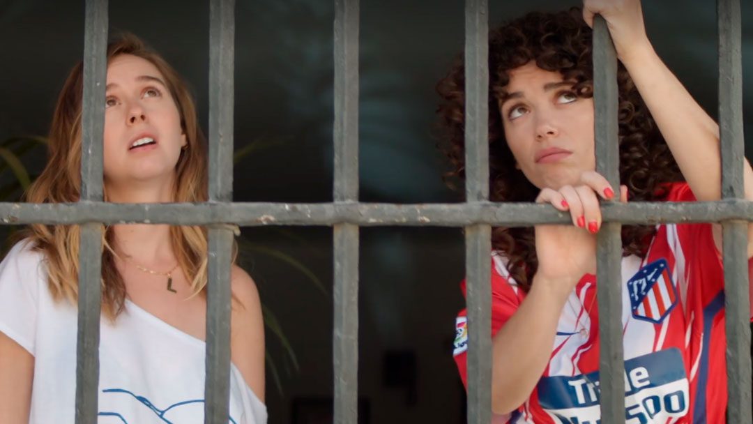 Luimelia espiando a las vecinas