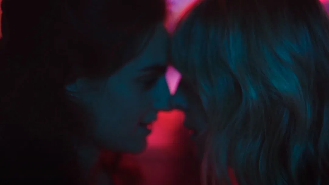 chicas a punto de besarse