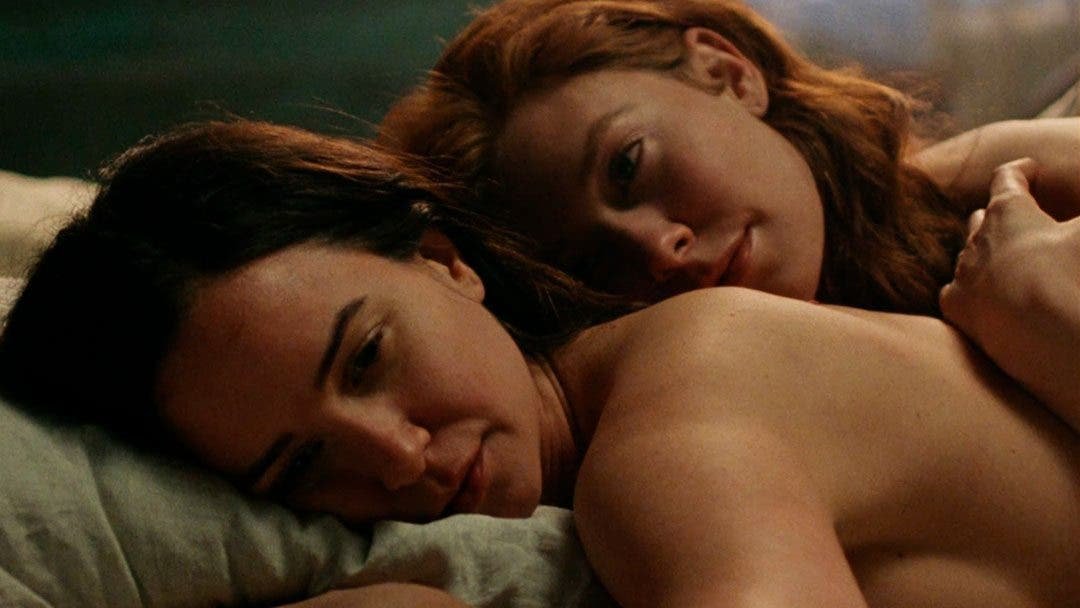 Abigail y Tallie abrazadas en la cama