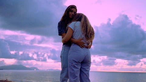 Pareja l&eacute;sbica en Black and Blue