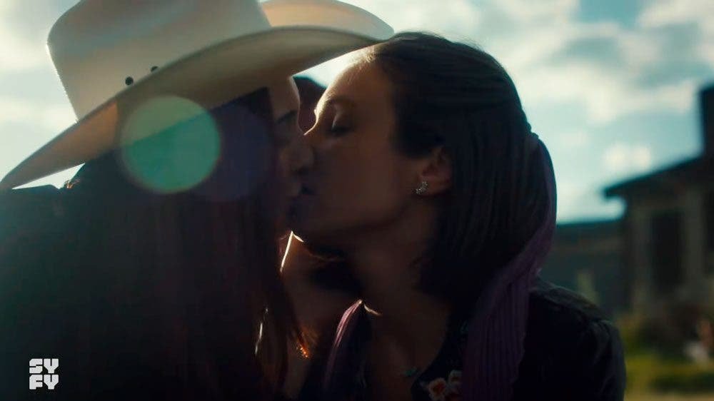 Waverly y Nicole besándose