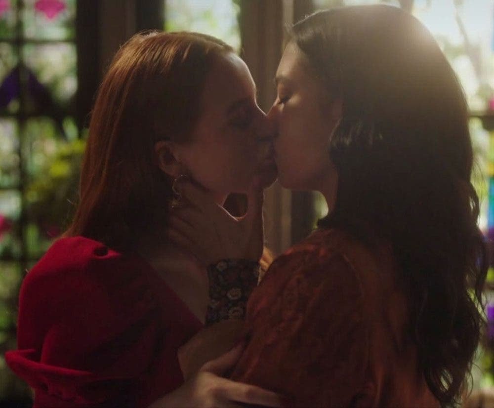 Cheryl y Minerva besándose