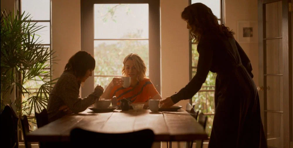 Bette, Alice y Shane desayunando