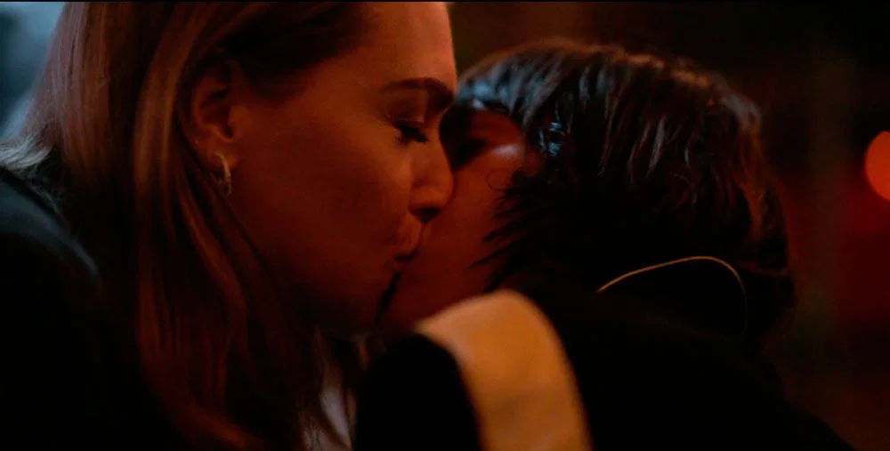 Tess y Shane besándose en The L Word Generation Q