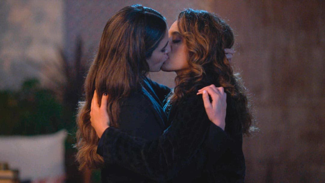 Dani y Gigi besándose