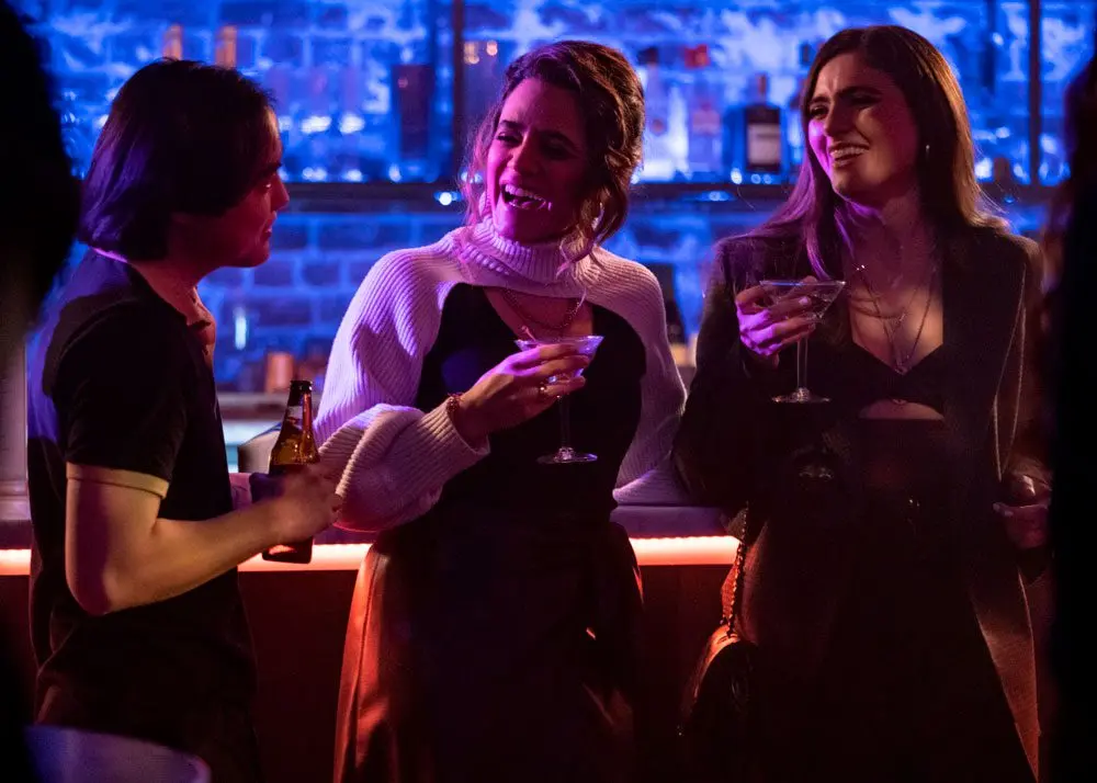 Micah, Gigi y Dani bebiendo copas